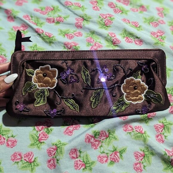 Cute clutch   - Picture 1 of 4